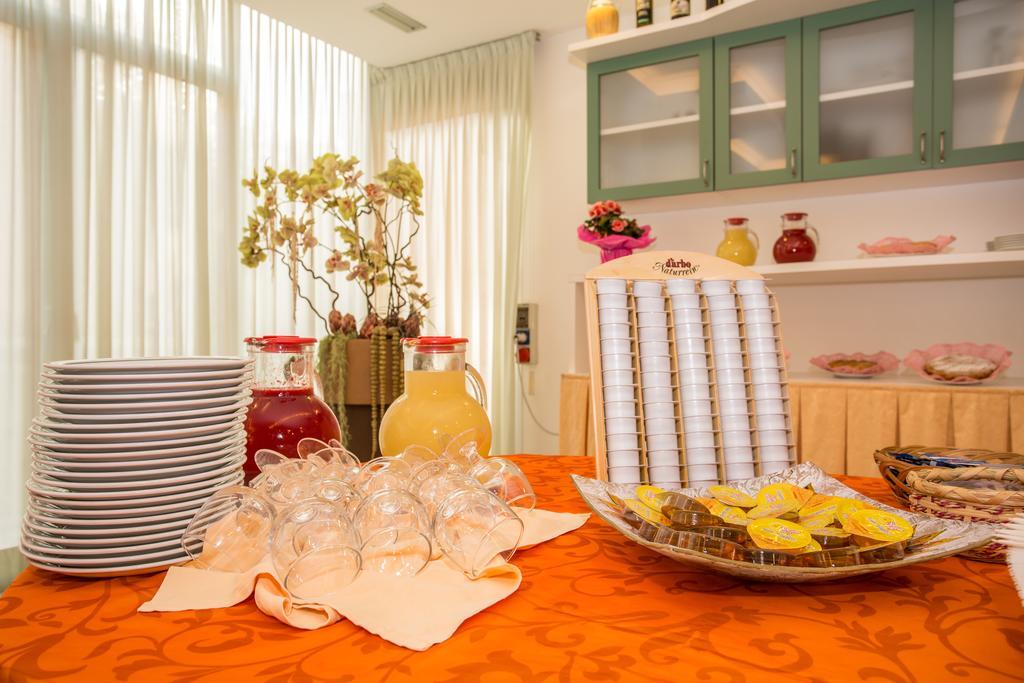 Hotel Oregon Rimini Bagian luar foto