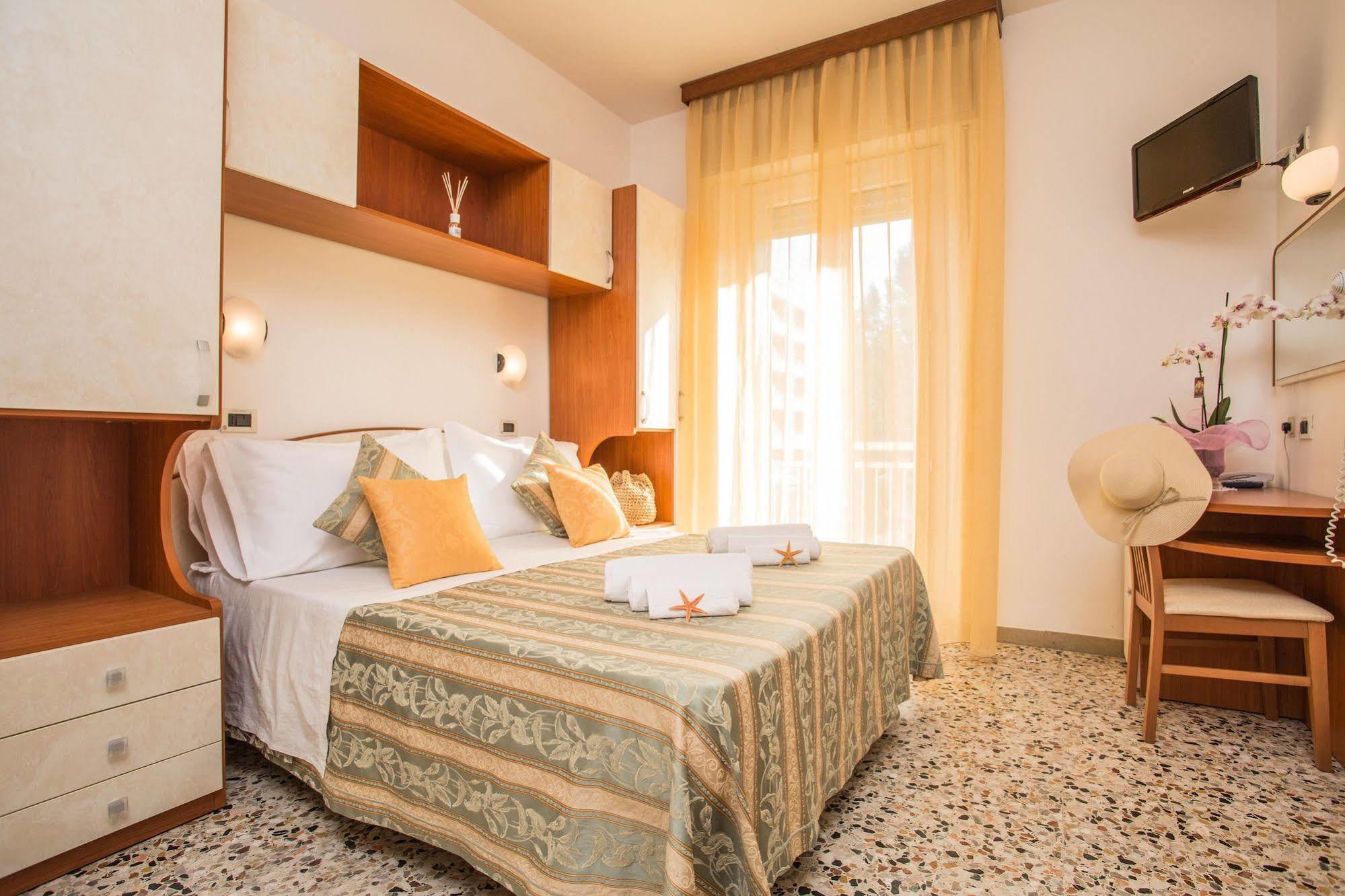 Hotel Oregon Rimini Bagian luar foto