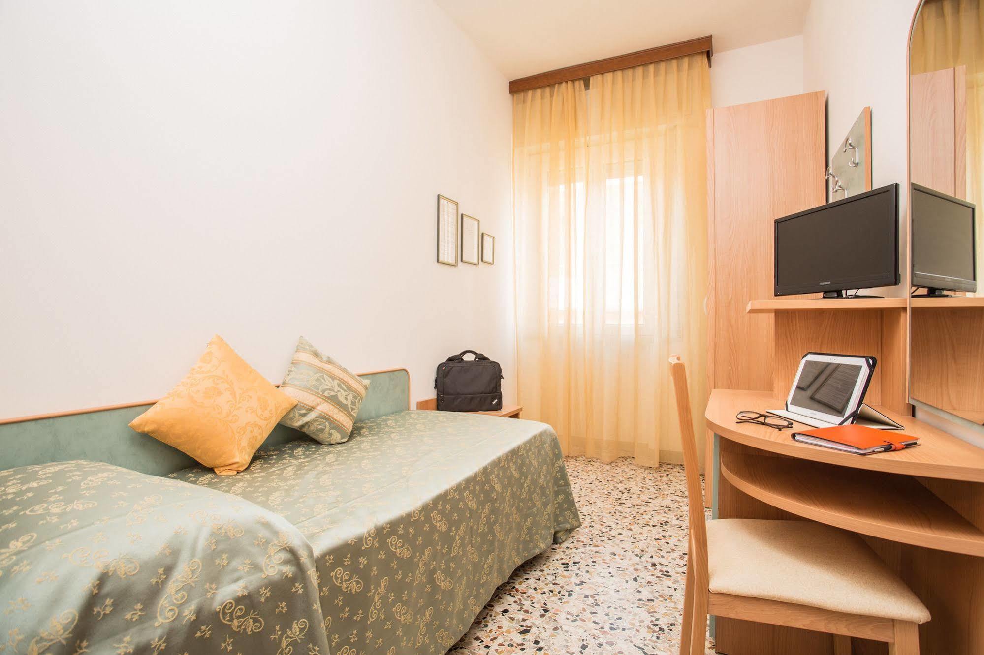 Hotel Oregon Rimini Bagian luar foto